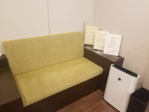 大宮ひざ関節症クリニックの待合室に院長の賞状を展示しました