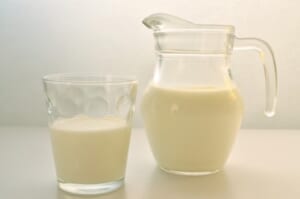 牛乳の飲みすぎに注意